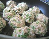 A picture of step 3 of Ginger Fried Pork Meatballs.
