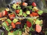 Ensalada de aguacate, fresones y nueces