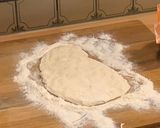 Foto del passaggio 4 della ricetta Pinsa Romana alla Carbonara