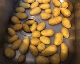 Une image de l'étape 1 de Pommes grenailles rôties en cocotte à l'ail, oignon de roscoff et herbes de Provence.
