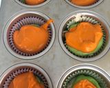 A picture of step 5 of Multicolor cupcakes.