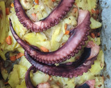 Foto del paso 6 de la receta: Pulpo asado con cama de cebolla y patatas al pimentón de La Vera
