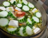 Foto langkah ke 2 dari resep Sup Bening Oyong/Gambas Tahu Putih Praktis✅.