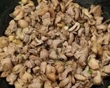 Foto langkah ke 4 dari resep Daging babi tumis jamur merang.