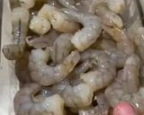 Foto del paso 1 de la receta: Camarones 🍤 marinados con jugo de toronja 🍊 agria con crema servidos con lechuga 🥬 cebolla 🧅 morada