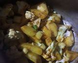 A picture of step 2 of Gobhi aloo.