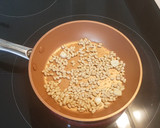 Foto del paso 2 de la receta: Revuelto de gulas, piñones y huevo