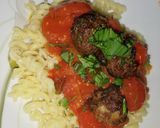 Fusilitészta paradicsomszósszal és húsgombóccal recept fázis 6 fotója