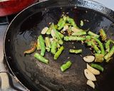 A picture of step 11 of Methi pithla jowar green garlic bhakri and thecha village style.