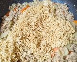 รูปขั้นตอนการทำที่ 5 ของ ผัดบะหมี่กึ่งฯหมูสับ ปริมาณจุใจ
