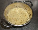 Foto del paso 1 de la receta: Lo mein noodles con salteado de camarones y vegetales