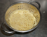 Foto del paso 1 de la receta: Lo mein noodles con salteado de camarones y vegetales