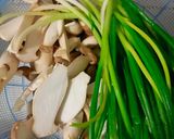 Hình bước làm 2 của món Thịt ức gà xào nấm