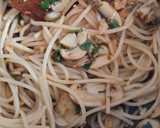 Foto del paso 3 de la receta: Spaghetti con mucho perejil y champiñones de lata 🍝 🌱🍄