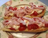 A picture of step 3 of Panino aperto con caprino, pomodorini e cotto.