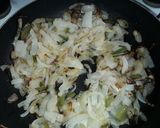 Foto del paso 1 de la receta: Tortilla de papa con cebollita y morrón gratinados..