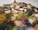 Foto del passaggio 6 della ricetta Zuppa di miso con maiale e funghi cardoncelli