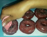 Foto langkah ke 11 dari resep Donat Red Velvet Tanpa Kentang Takaran Sendok.