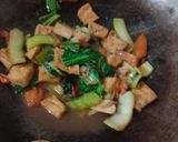 Foto langkah ke 5 dari resep Tumis Pakcoy Tahu Simple.