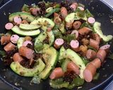 Une image de l'étape 14 de Saucisses fumées aux poivrons verts, tomates séchées et courgette.