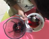 Gambar langkah 1 resipi Blueberry Smoothie.