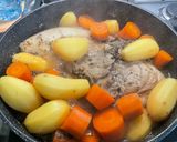 Une image de l'étape 10 de Rouelle de porc confite aux pommes de terre, carottes et champignons.