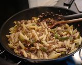 A picture of step 8 of Tuna, Peppers & Wine Pasta.