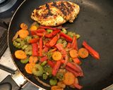 Foto del paso 4 de la receta: Pechuga a la naranja con verduras salteadas al dente