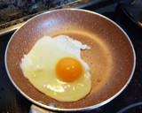 Foto del paso 4 de la receta: Espinacas con jamón, lentejas y huevo a la plancha