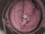 Helado de yogur con cerezas y arándanos