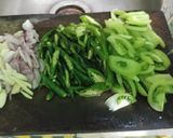 Foto langkah ke 3 dari resep Oseng oseng ikan cue dan kikil.