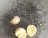 Foto del paso 4 de la receta: Huevos rellenos de atún y gambas con salsa de mango al curry