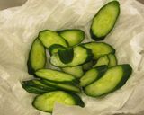 A picture of step 3 of Juicy Sandwich with Ham & Cucumbers.