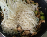 Foto del paso 5 de la receta: Fideos de arroz con pollo y brócoli