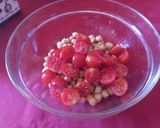 Foto del passaggio 3 della ricetta Insalata di ceci con pomodorini, olive nere e acciughe