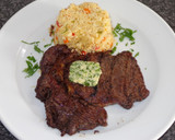 Foto del paso 3 de la receta: Bistec y salmón grillado con mantequilla de hierbas