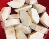 Hình bước làm 1 của món Canh Giò Heo Hầm Trái Sake