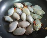 รูปขั้นตอนการทำที่ 2 ของ ลินกวินีผัดหอยลายและเห็ด
