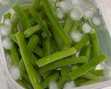Hình bước làm 3 của món Cơm nhà với mực xào ngô bao tử, đùi bò rim tiêu, canh đu đủ thịt băm viên, đậu cove luộc rắc mè