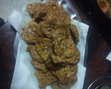Foto del paso 4 de la receta: Solomillo con zanahoria, guisantes y papas fritas al ajillo