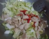 Foto langkah ke 2 dari resep Tumis Sawi Bakso Pedas.