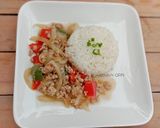 รูปขั้นตอนการทำที่ 4 ของ หอมหัวใหญ่ผัดหมูสับพริกหวาน