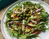Foto del paso 1 de la receta: Ensalada de rúcula, boquerones en vinagre, aguacate y cebolla crujiente! 🥗