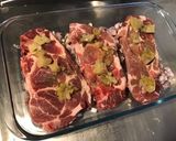 Une image de l'étape 6 de Côtes de porc aux olives bicolores et échalotes.