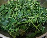 Foto langkah ke 3 dari resep Tumis Bayam Tabur Bawang.