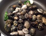 Foto del passaggio 5 della ricetta Spaghetti con cipolla di tropea e vongole su crema di porro e basilico