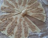 Diós és eperlekváros kiflik recept fázis 3 fotója