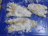 Pescado frito con arroz y ensalada