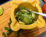 Foto del paso 2 de la receta: Canapés de guacamole, ventresca ahumada, perlas de aceite y salsa kimchi