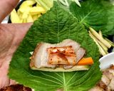Hình bước làm 1 của món Thịt nướng giòn bì cuộn rau củ - kim chi - lá vừng